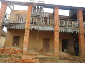 Restore a house to mobilize 100 ignored labor pool