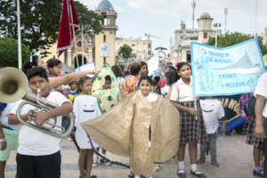 School parade on manta conservation