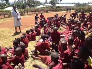 Health promotor introducing pupils to HFAW