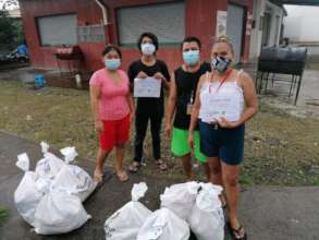 A DANZAREA's family, receiving their food bags