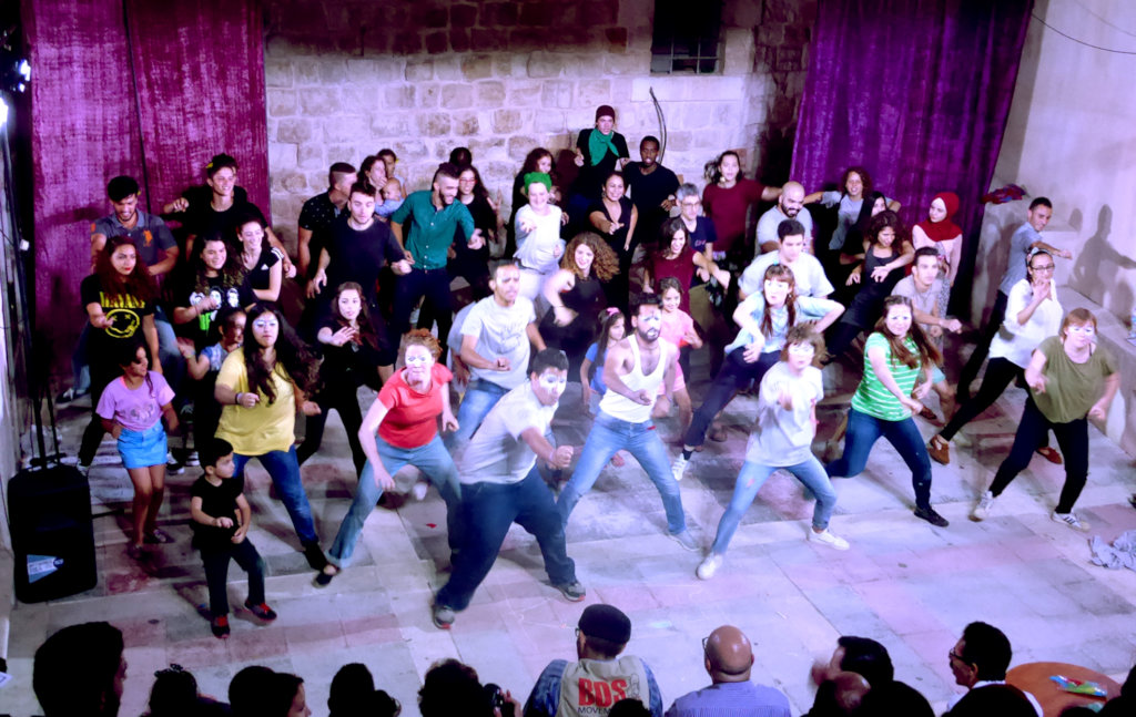 Theatre for 1000 deprived children in Palestine