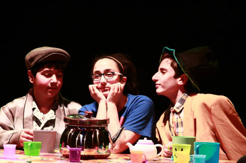 Theatre for 1000 deprived children in Palestine