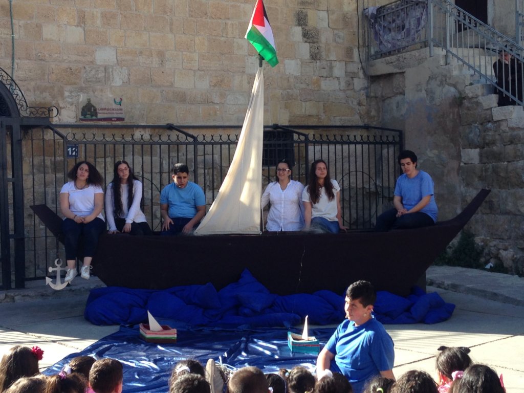 Theatre for 1000 deprived children in Palestine