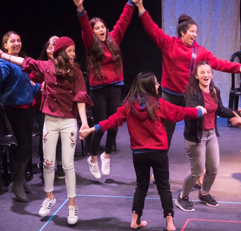 Theatre for 1000 deprived children in Palestine