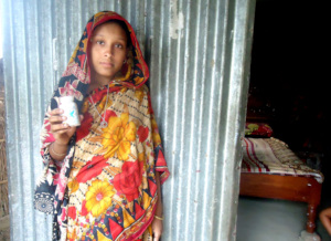 Sonia is showing the multivitamin container