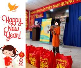 Lisianthus is singing during the Tet activity.