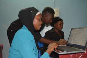 A.D.U. Students Editing the CV of a classmate