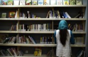 A library to welcome the refugees in Athens!