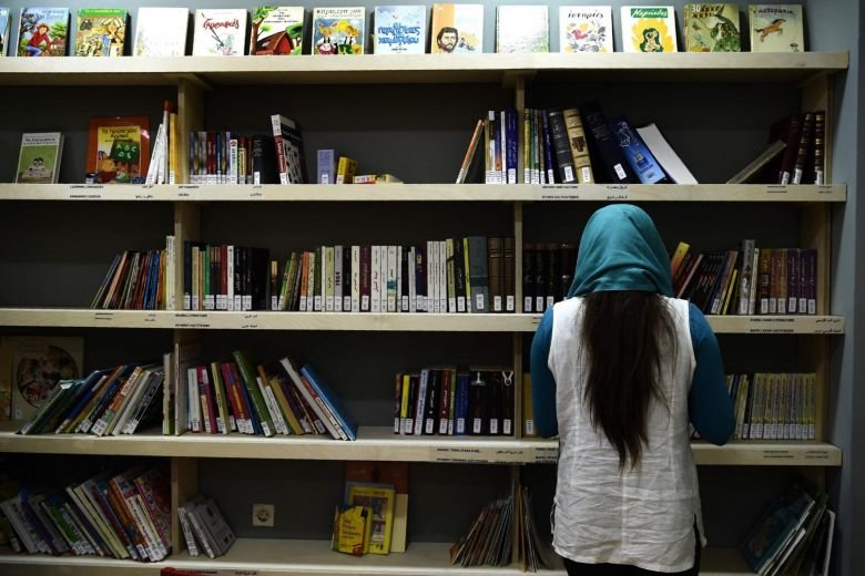 A library to welcome the refugees in Athens!