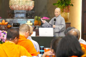 Ven. Hwei Facilitating a Session