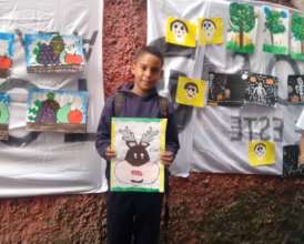 Sixto con su trabajo en la Galeria de El Sabor