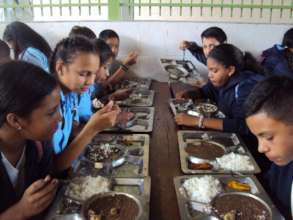 Estudiantes de la Escuela Canaima en el almuerzo