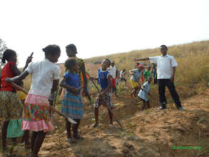 Planting cassava as school food (with teacher)