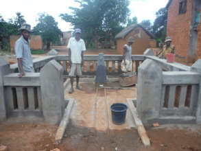 Building the communal faucets in Fiarenana