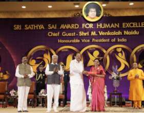 Dr Ambika Kameshwar receiving an award .