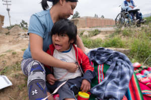 Children with fisioterapist in Punata