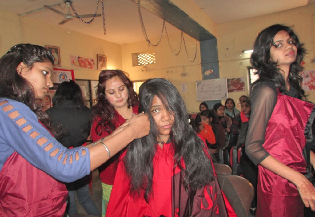 Help : Beautician Business School for 25 Girls !!