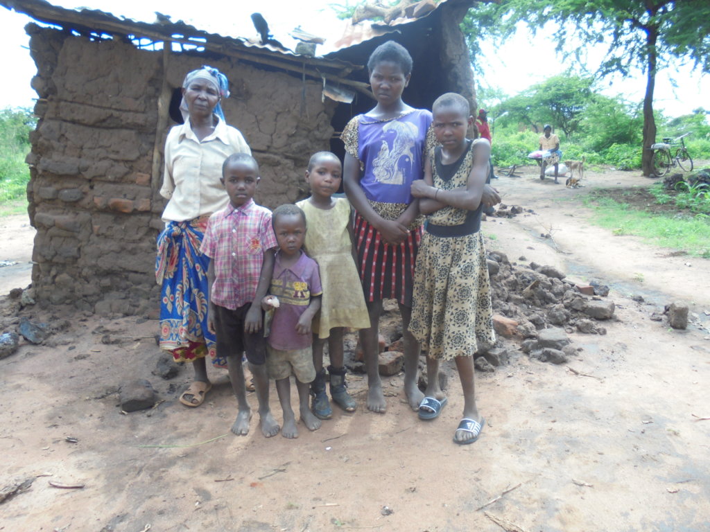 Rebuild hut for Vera and her 10 grandchildren