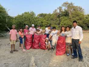Beach cleanup at Playa La Flor