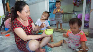 The children love spending time with Hoa.