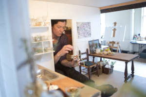 Anna set dressiing Yo's house