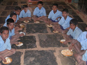 Chidlren Enjoying an Akshaya Patra Meal