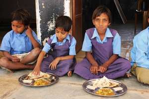 Beneficiaries eatign lunch 2