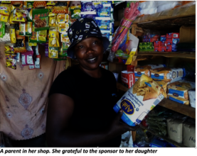 A parent in her shop thanks to a microcredit