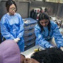Volunteer Yuxiaoxiao and vet Jannet treating pets