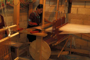 A member of AFEDES demonstrates using a foot loom.