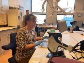 Alexa analyzing an emerald with the pXRF