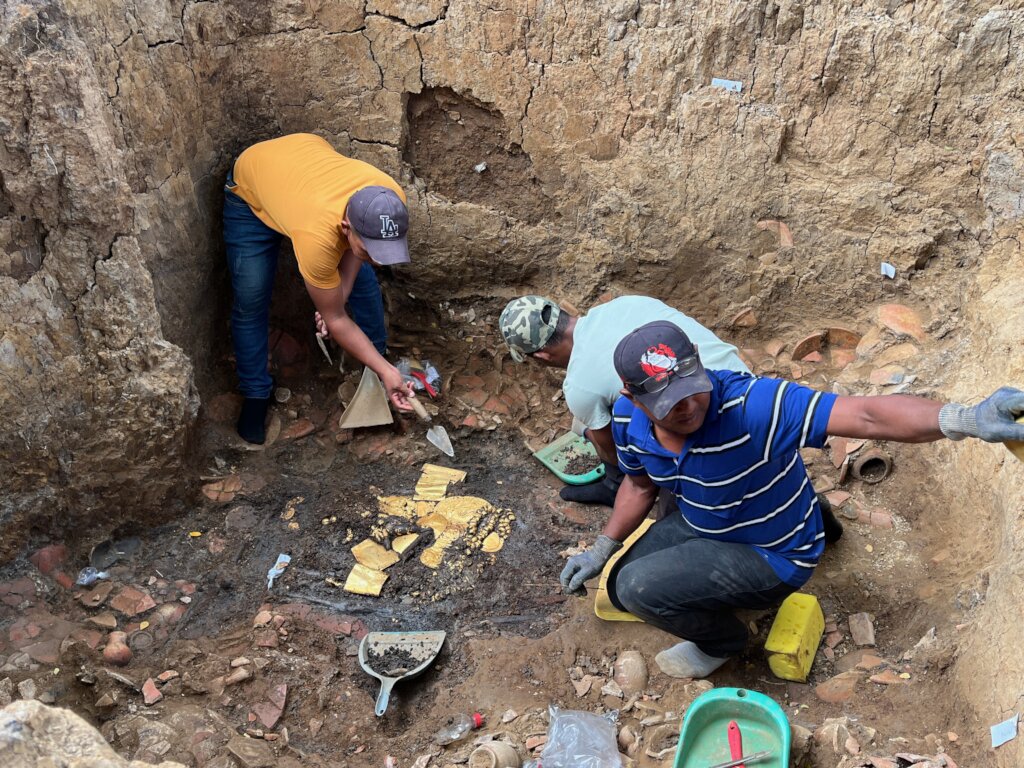 excavating bottom level of tomb T9