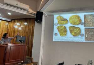 Julia Mayo giving a lecture at UNAM