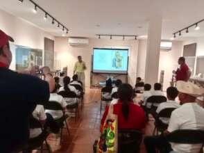 Carlos Mayo speaking to students in El Cano Museum