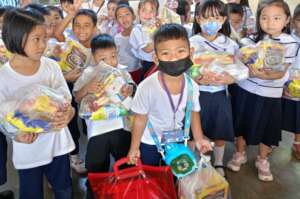 Dampalit Primary School Kids with Nutrition Kits