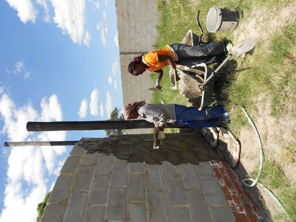 Thandiwe and Sithibisiwe plastering