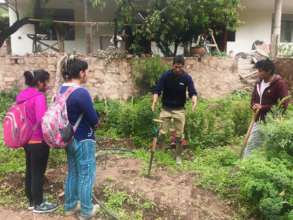 Julio teaching about bed preparation