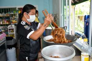 Making phad thai