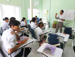 Students learning Thai