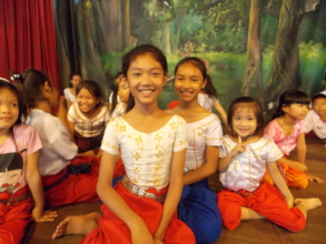 Student dancers at Champey