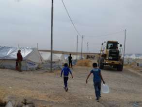 Children carry water in Bardarash.