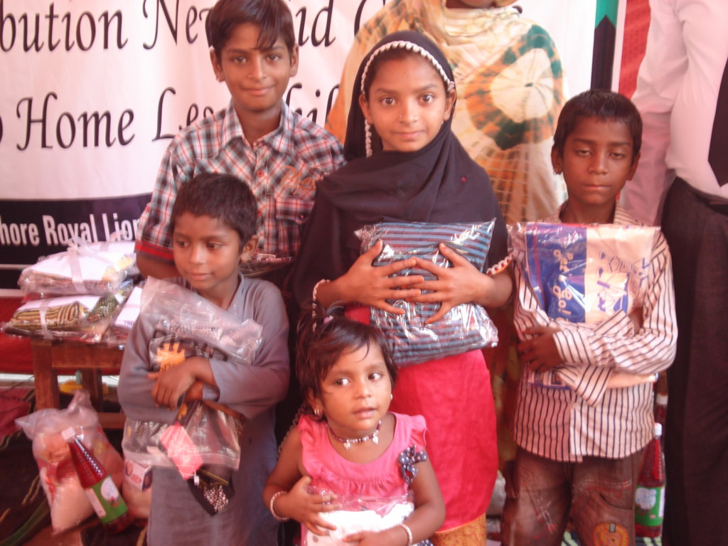 New clothes on Eid for 200 children in Pakistan