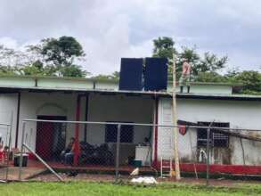 Solar panels go up on the Majagua clinic, Parucito