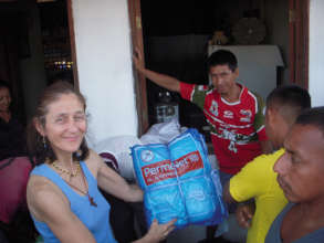 Eglee hands over nets to Piaroa community members
