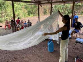 Colmena: Eglee trains families on mosquito net use