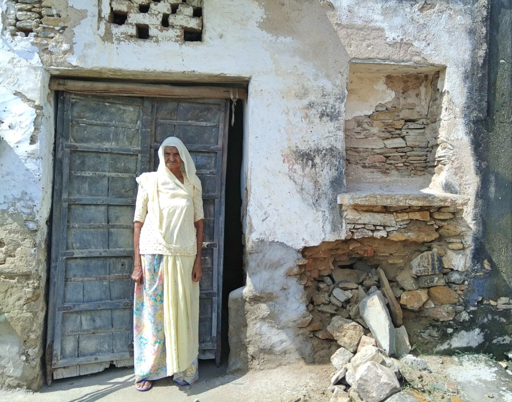 Provide Groceries to Helpless Old Age Women!