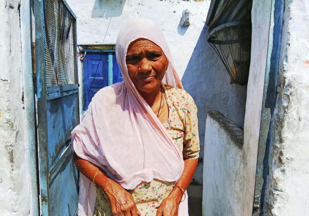 Provide Groceries to Helpless Old Age Women!