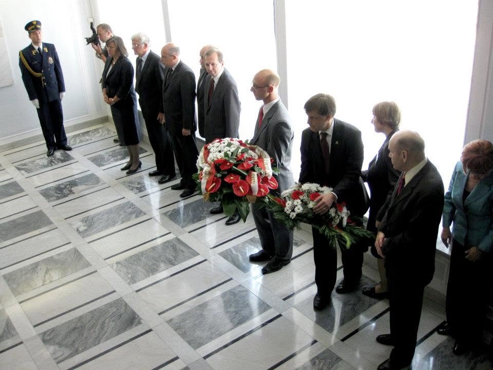 Waiting to lay the wreath, Warsaw, Sept 17, 2009
