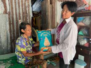Rice for families in the slum