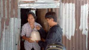 Going to the slums to give rice.